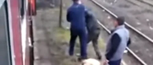 Scene incredibile într-un tren din România. Un controlor, filmat în timp ce lovește un bărbat. VIDEO