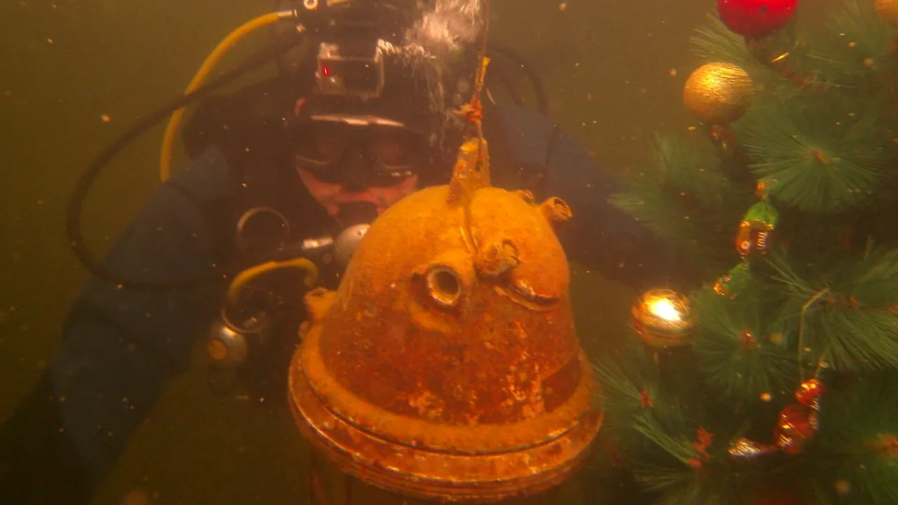 Crăciun SUBACVATIC la Covasna. Un brad a fost DECORAT cu globuri și luminițe, la 3 metri SUB APĂ