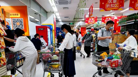 Locuitorii din Beijing s-au repezit să-şi facă provizii de teama unor restricţii ca cele din Shanghai