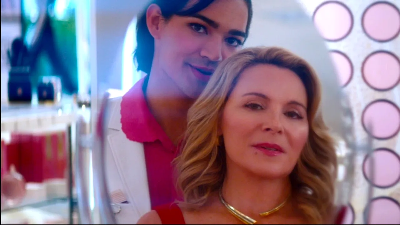 Netflix a anunțat data premierei filmului ”Glamorous”, cu Miss Benny și Kim Cattrall în rolurile principale
