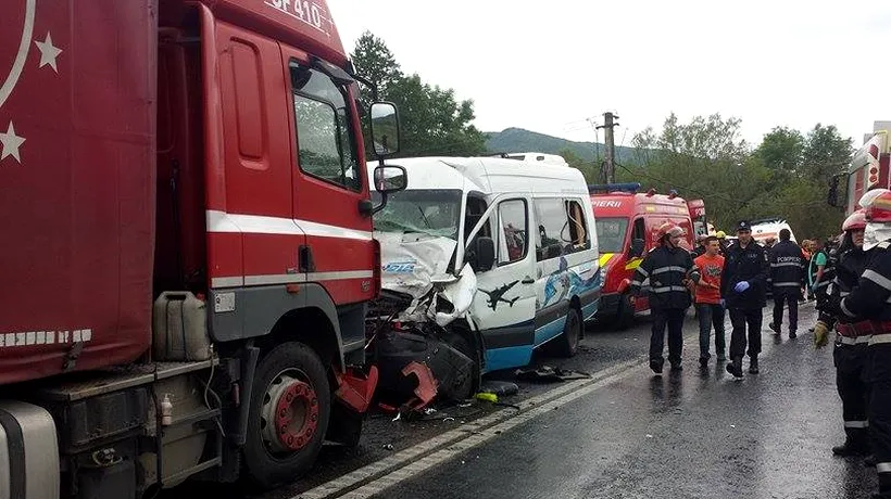 Un TIR a lovit frontal un microbuz în Hunedoara. Ce s-a întâmplat cu victimele
