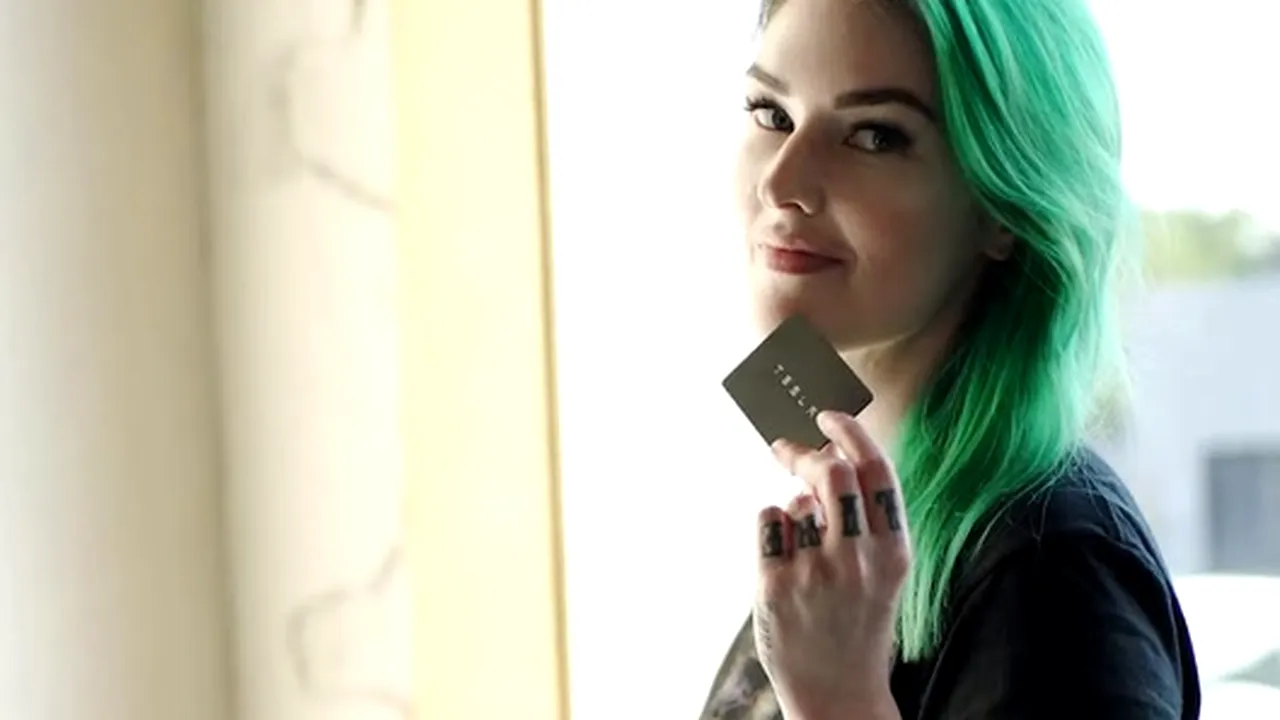 Locul neașteptat în care o fană Tesla și-a implantat cheia de acces în automobil