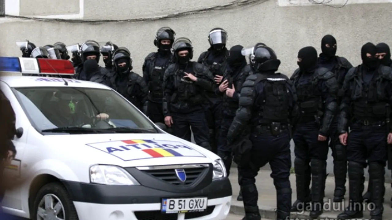 18 persoane reținute în cazul fraudelor bancare cu un prejudiciu de 15 milioane de euro