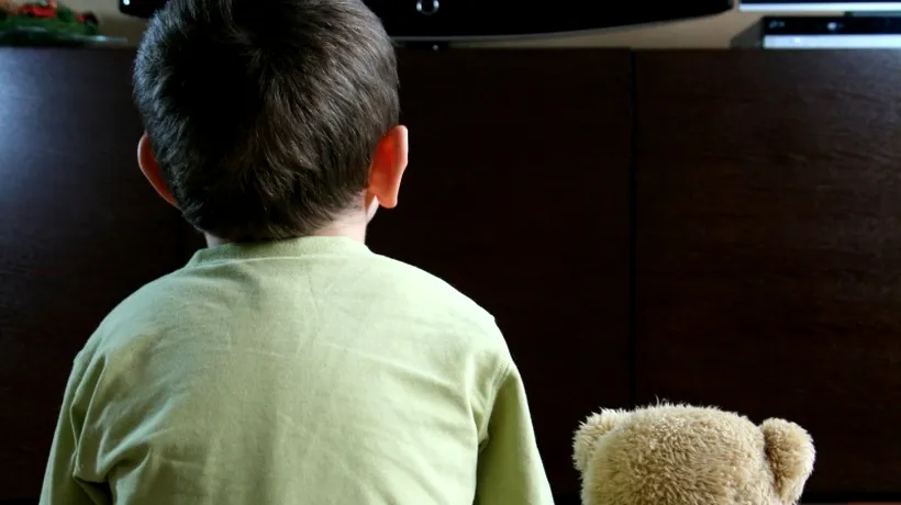 Președintele CNA: Copiii sunt captivi în fața televizorului, se uită la TV ca să scape de singurătate