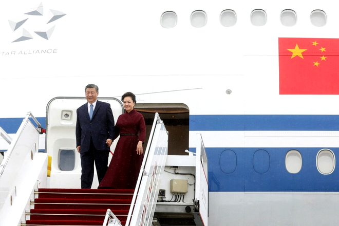 La aeroportul din Paris, premierul francez Gabriel Attal îi întâmpină pe dictatorul chinez Xi Jinping și pe soția sa Peng Liyuan. Sursa Foto: Profimedia