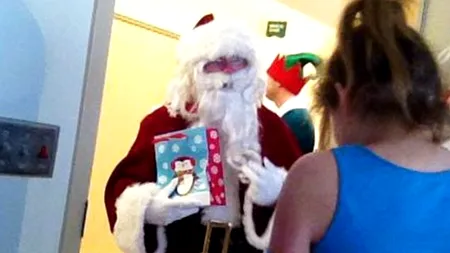 Priviți cu atenție această imagine. Cine este Moș Crăciun și cine îi sunt ajutoarele