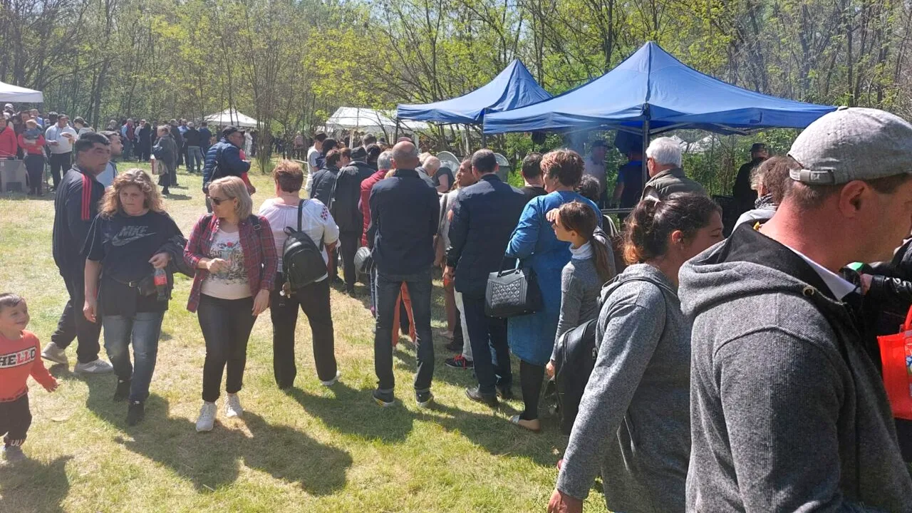 Petrecere câmpenească cu 1500 de persoane, organizată de PSD Slatina. Oamenii au primit mici și bere pe tichete