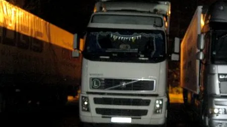 Un șofer de tir care dormea în cabina mașinii a fost trezit de un miros puternic. Ce a descoperit l-a făcut să sune imediat la poliție