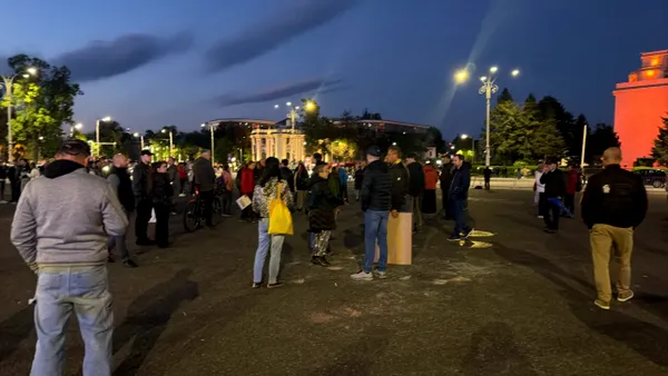 După aproape 3 ore și nici măcar 1.000 de oameni strânși, mitingul pro-Bolojan din Piața Victoriei s-a încheiat. Vezi principalele momente