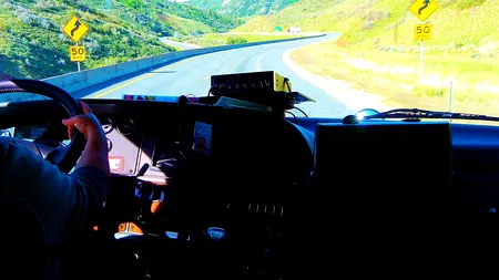 Șofer român de camion, judecat în Germania pentru 10 tentative de omor. Bărbatul arunca pietre, din mers, în mașinile care veneau din sens opus