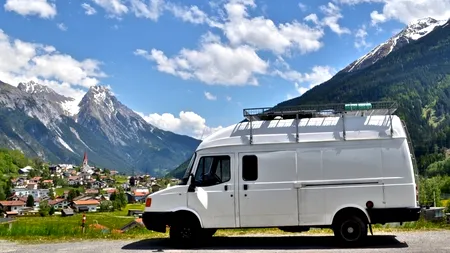 Un britanic și-a transformat dubița în rulotă pentru a vedea România