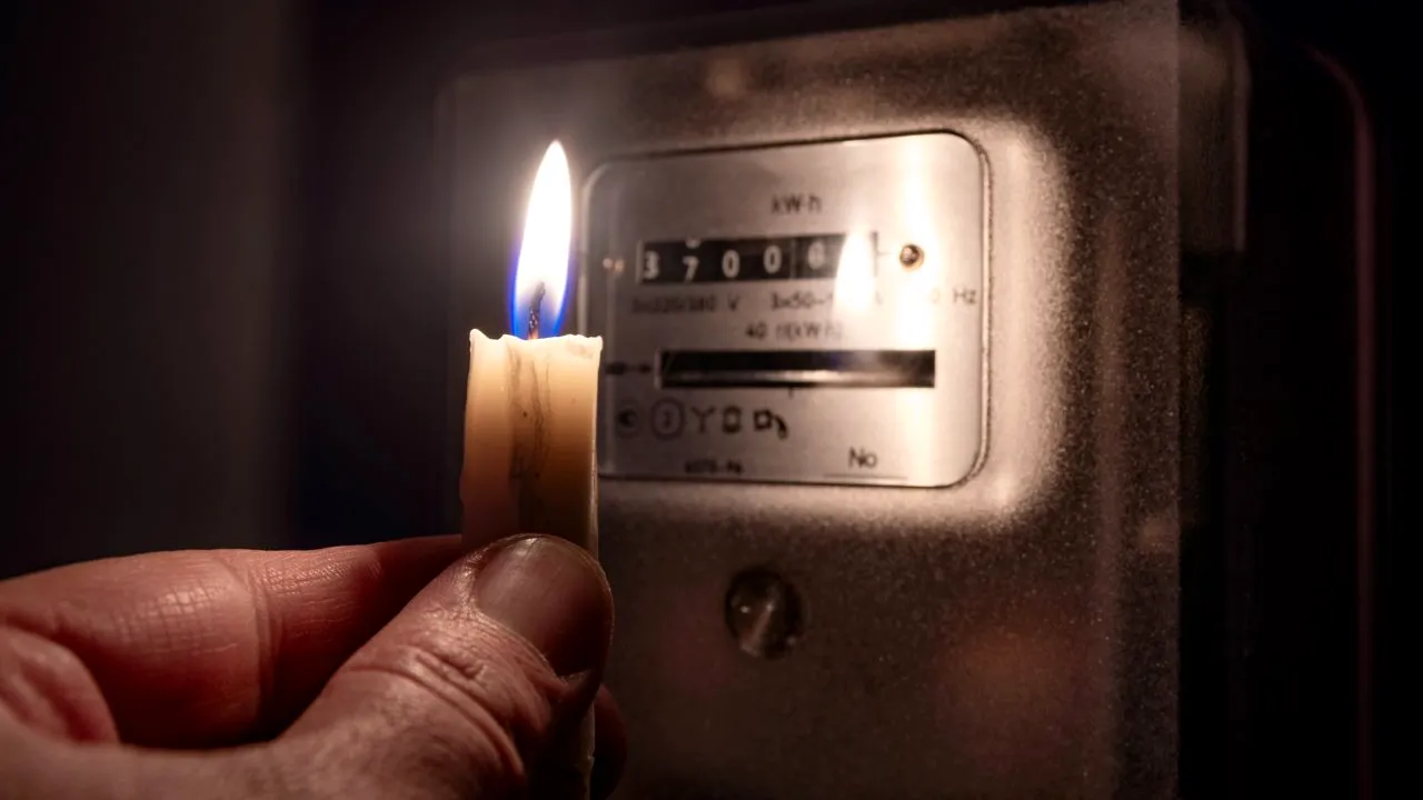 Numărul românilor care au avut probleme cu energia electrică a crescut de aproape patru ori în 2020, la fel și nivelul compensațiilor primite. Zonele cele mai afectate