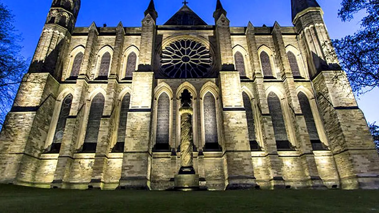 Un pietrar din Marea Britanie, care lucra într-o catedrală, a descoperit o sticlă veche de un secol. Mesajul din interior i-a uimit pe arheologi