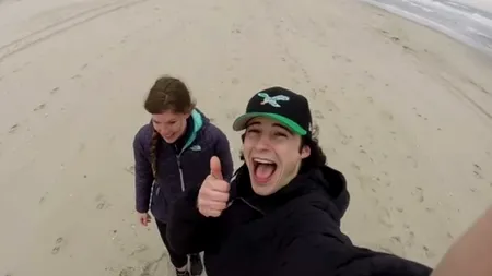 A vrut să-și ceară iubita în căsătorie, dar vremea mohorâtă nu i-a stat în cale. Detaliul-surpriză cu care și-a cucerit viitoarea soție