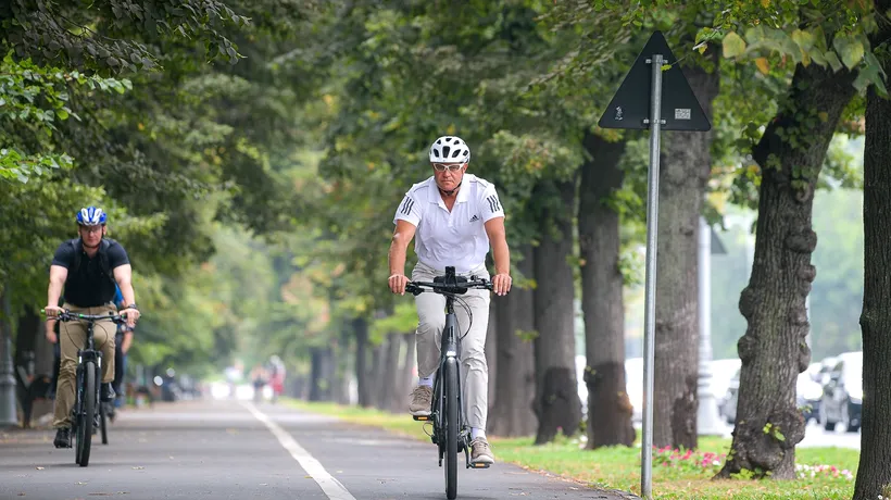 8 ȘTIRI DE LA ORA 8. Klaus Iohannis face, joi dimineață, o plimbare cu bicicleta prin Capitală
