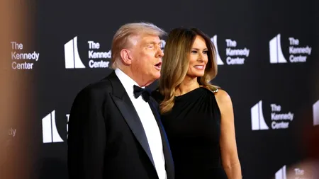 Donald Trump, HUIDUIT de o parte a publicului, ACLAMAT de alta, la spectacolul muzical “Les Misérables” de la Centrul Kennedy