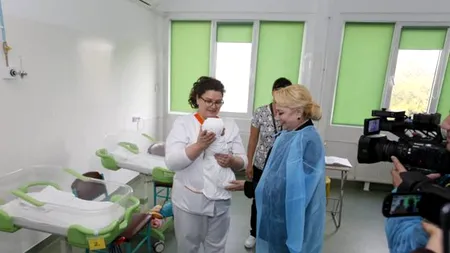 Spitalul din Focșani reacționează la criticile apărute după ce Dăncilă și Pintea s-au pozat cu bebelușii: Un simplu gest matern
