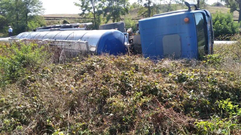 O cisternă încărcată cu gazolină s-a răsturnat pe un drum din Bacău. Autoritățile au fost în alertă