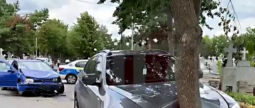 Accident rutier grav într-un cimitir din Iași. Un șofer de BMW nu a dat prioritate și a intrat într-o altă mașină, apoi a sărit peste cavouri | VIDEO & FOTO