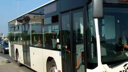 Accident cu un autobuz RATB: trei pasageri au ajuns la spital