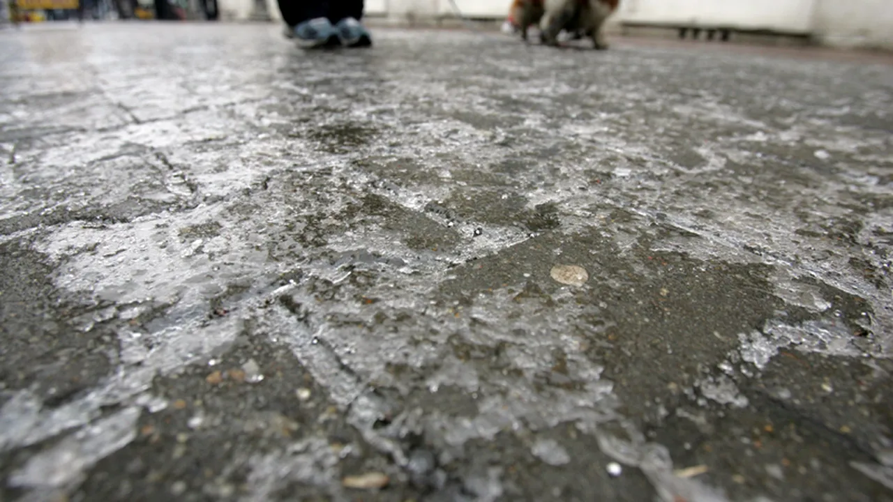 VREMEA. Vânt puternic și polei în mai multe județe