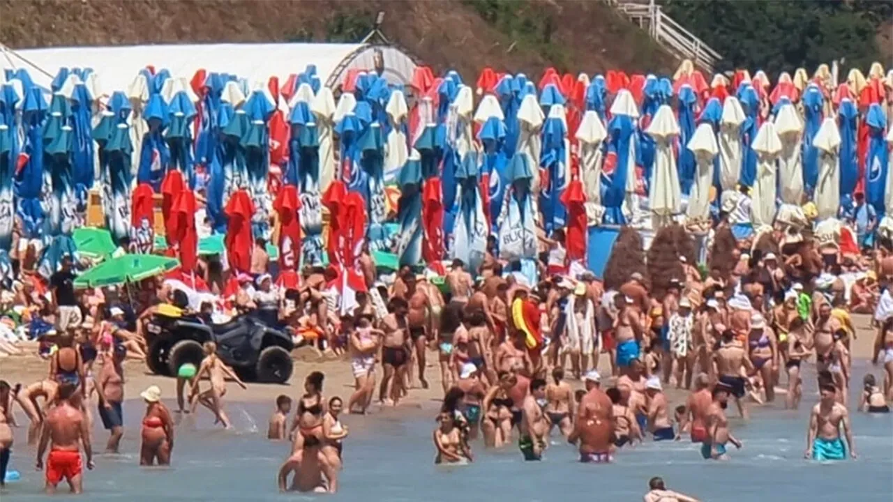 Prețuri URIAȘE pe litoralul românesc, turiștii se revoltă. Pe o plaja privată din Mamaia plătești taxă 200 lei pentru cearceaf