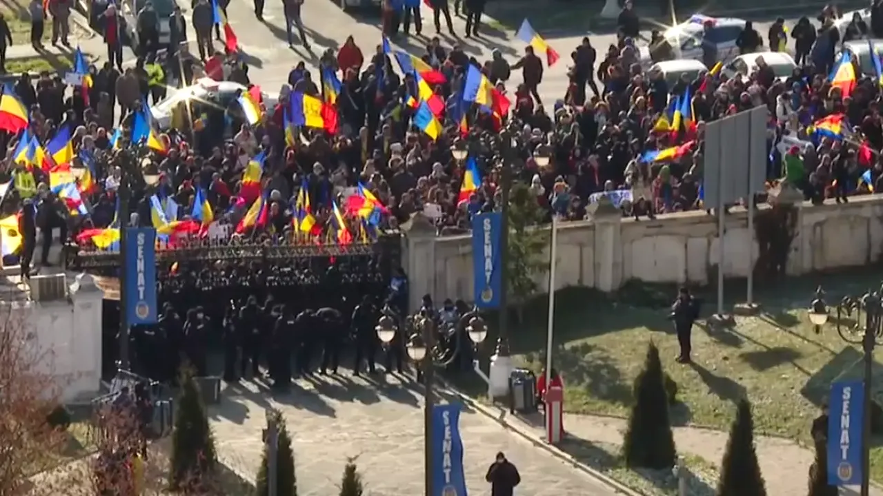 Maşinile ambasadorilor Japoniei şi SUA în România, vandalizate de protestatarii de la Parlament