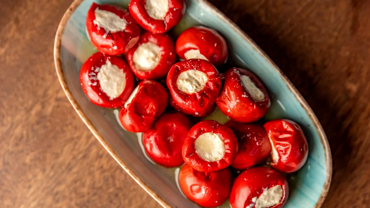 Rețetă rapidă de ardei iuți umpluți cu brânză. Cum prepari un aperitiv gustos pentru invitați