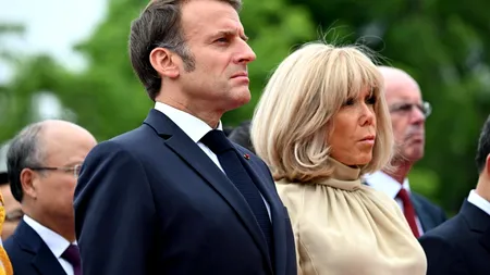 Palatul Elysee dezminte că Brigitte Macron l-a BRUSCAT pe Emmanuel Macron la coborârea din avion în Vietnam
