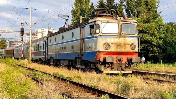 Angajații CFR Călători au 16 tipuri de sporuri. Salariul directorului general este 10.000 de euro pe lună | Pasagerii călătoresc cu „trenurile-saună”