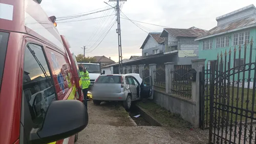 Accident grav în județul Vâlcea. O femeie a murit după ce i s-a făcut rău și a pierdut controlul volanului
