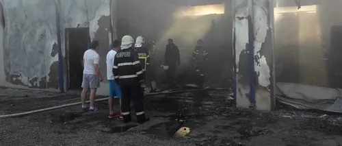Incendiu la o hală din Adjud: Nouă mașini au fost cuprinse de flăcări