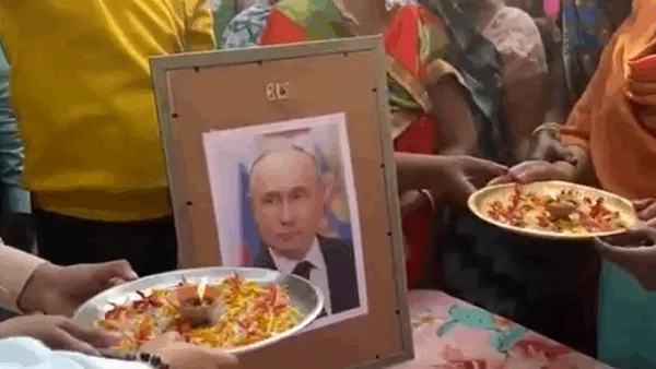 Ofrande pentru „zeul” Putin. Indienii au organizat ceremonii religioase și au împânzit New Delhi cu portretul președintelui rus