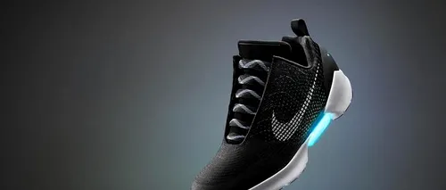 Nike a lansat primii pantofi cu șireturi care se strâng singure