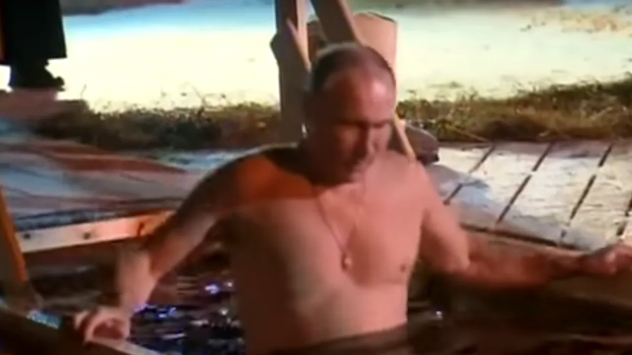 Imagini inedite cu Vladimir Putin. Înconjurat de preoți, președintele rus s-a dezbrăcat și s-a scufundat în apele înghețate ale unui lac, la -6 grade