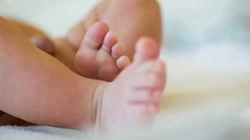 Bebelușul de două luni din Huși, agresat și cu piciorul rupt, dat în grija bunicilor materni