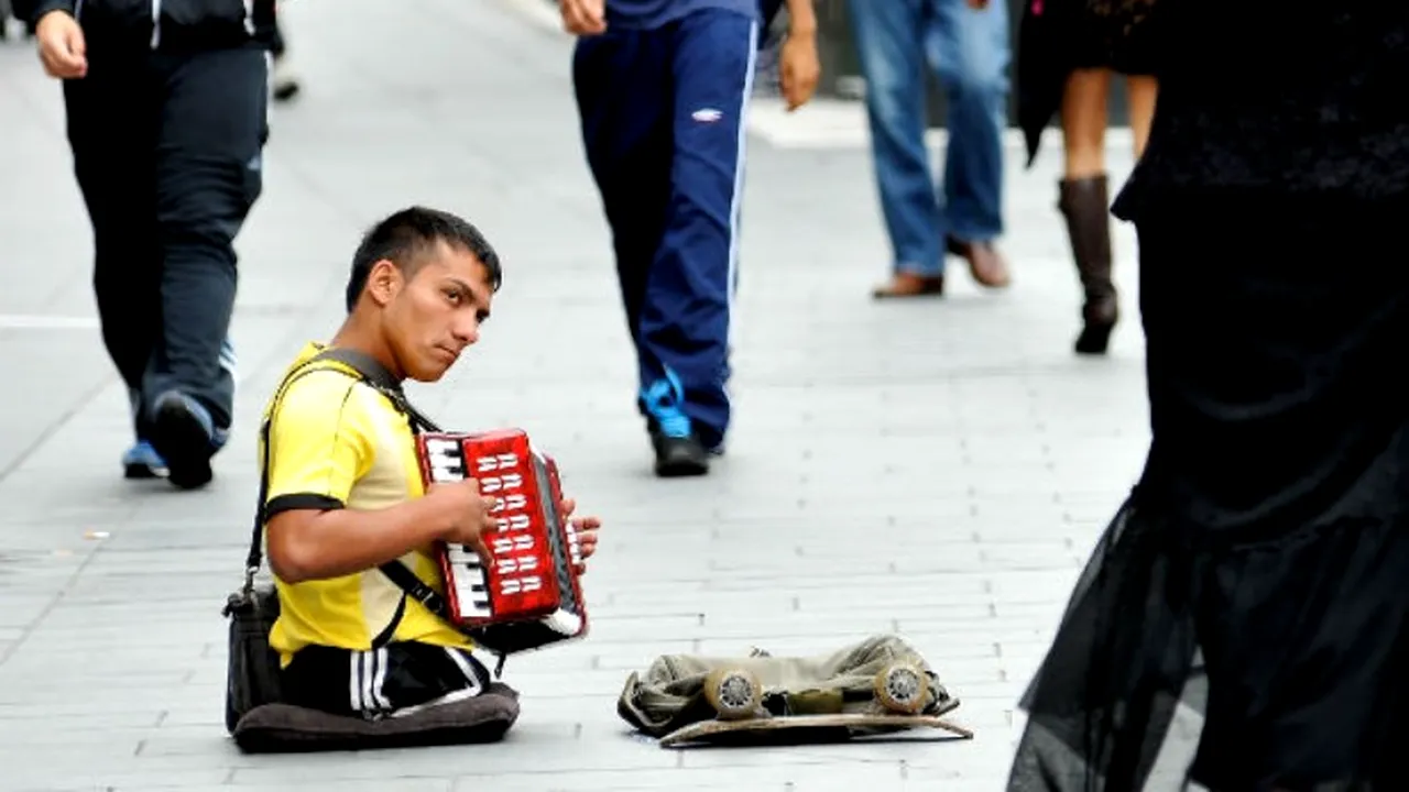 Un cerșetor român din Marea Britanie a apărut într-o emisiune despre „țigani și ajutoare sociale