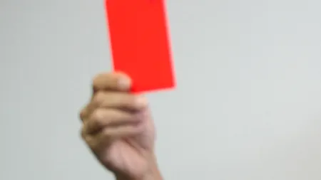 Un fotbalist norvegian a primit cartonașul roșu pentru că a contestat un penalti dictat de arbitru în favoarea echipei sale
