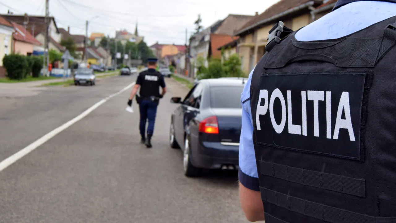 COPIL DE 10 ani, depistat de polițiștii din Dâmbovița la volanul unei mașini oprite în trafic. În dreapta se afla un minor de 11 ani
