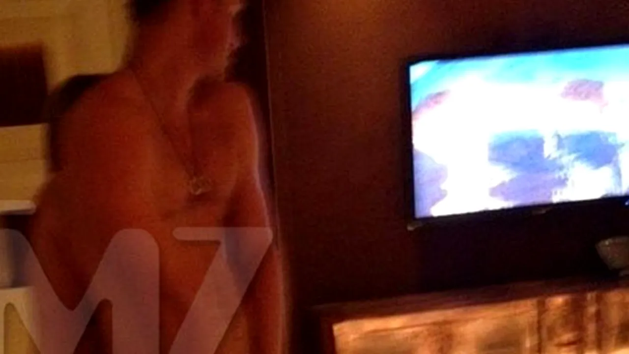 Prințul Harry, surprins dezbărcat complet la o petrecere din Las Vegas. FOTO