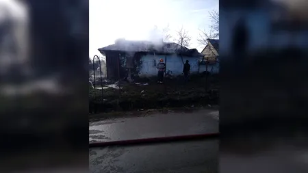 FOTO - Nenorocire în Dâmbovița. Și-au pierdut copilul, în prag de sărbători. Micuțul a fost găsit fără viață, în casa cuprinsă de foc