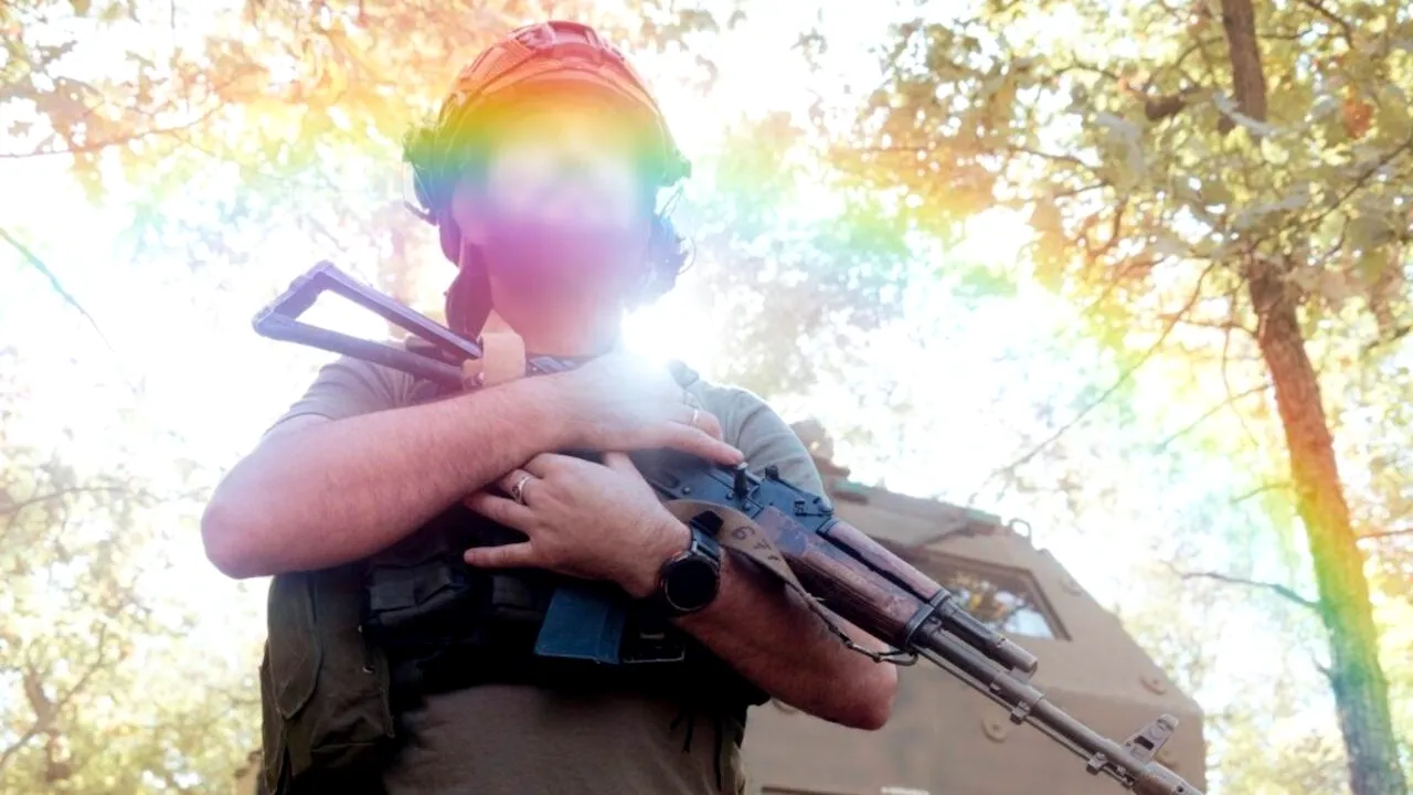 Imagine virală, publicată de un soldat ucrainean de pe HIMARS. E hazliu cum e îmbrăcat în partea de jos: „Vara s-a terminat...”