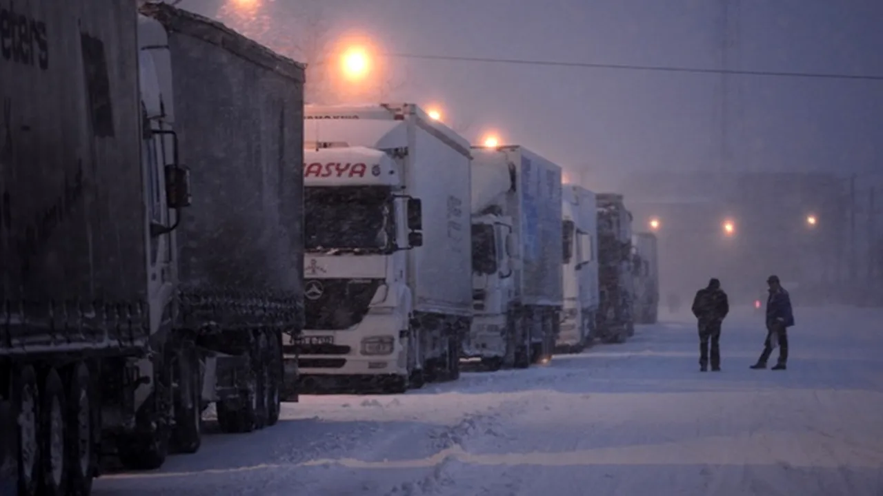 Infotrafic: Circulația este în continuare întreruptă pe autostrăzi și 23 de drumuri naționale 