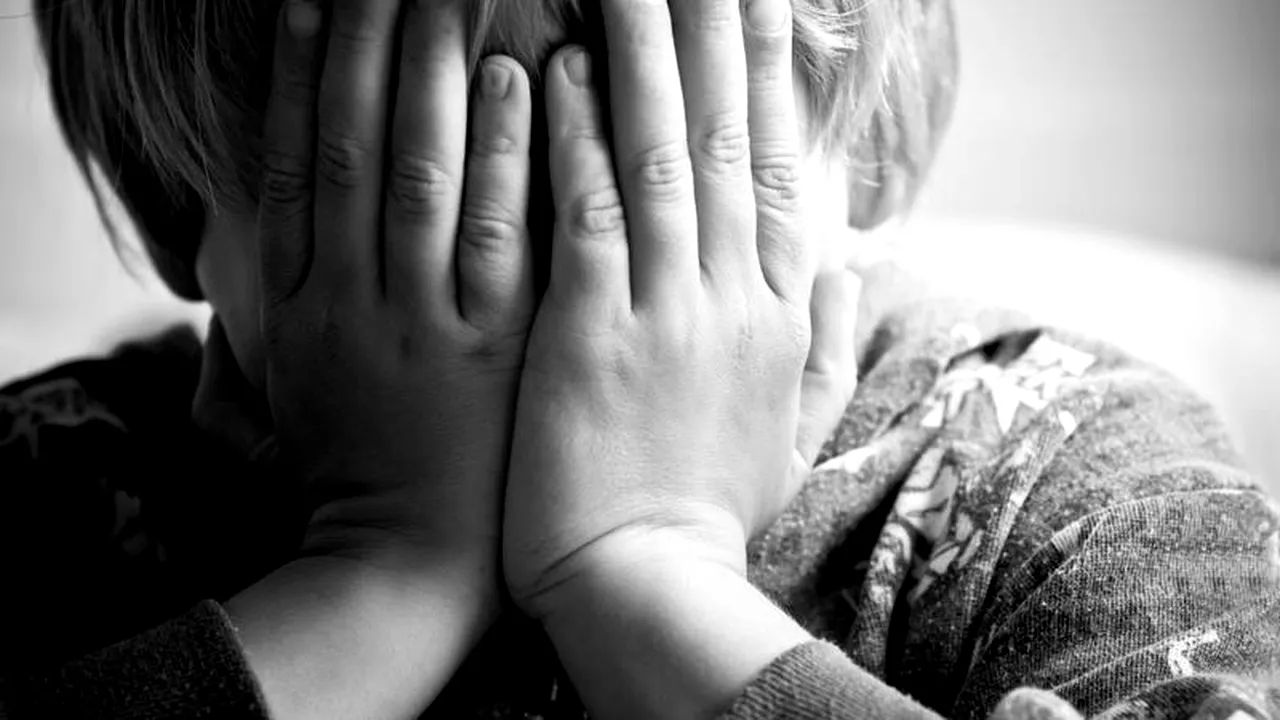 Trei tineri din Suceava au fost condamnaţi la închisoare după ce au violat o copilă de 11 ani