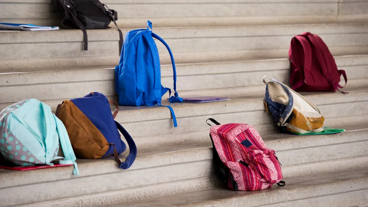 Care este forma de PLURAL a cuvântului „rucsac”. Mulți nu știu care este varianta corectă sau fac confuzii
