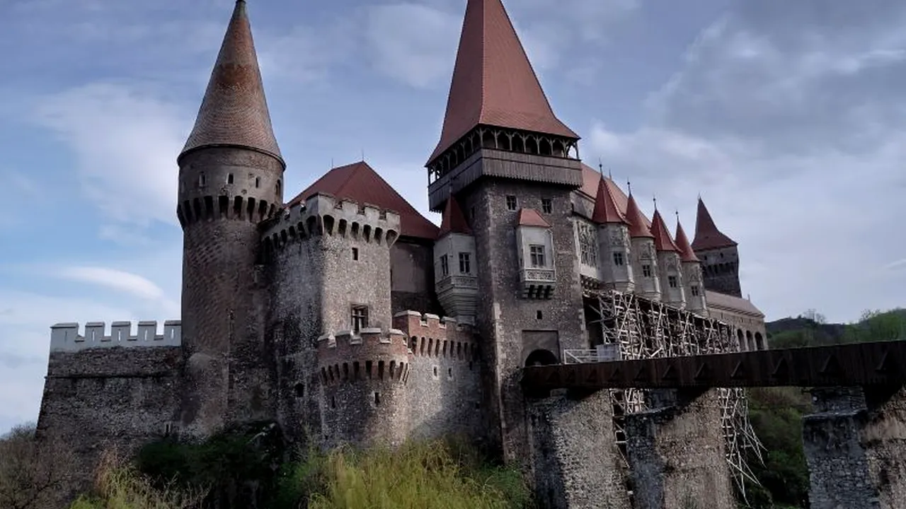 De ce se află turismul din România în criză. Care este salariul mediu net în industria turistică
