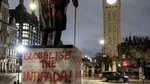 Statuia lui Churchill din Piața Parlamentului din Londra a fost vandalizată. Ce mesaje au apărut pe exeriorul monumentului peste noapte