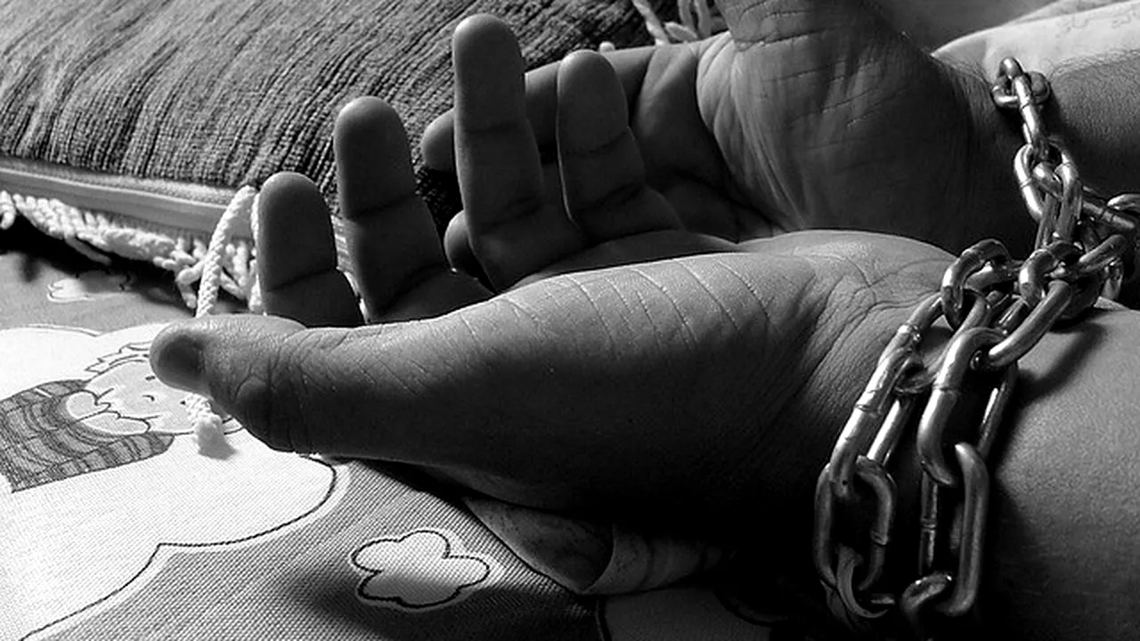 Minore din Prahova, exploatate sexual într-o casă din București. Fetele erau legate cu CĂTUȘE ca să nu fugă