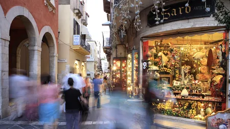 Un oraș european va INTERZICE difuzoarele și grupurile mari de turiști, în 2024. Ce urmărește această măsură