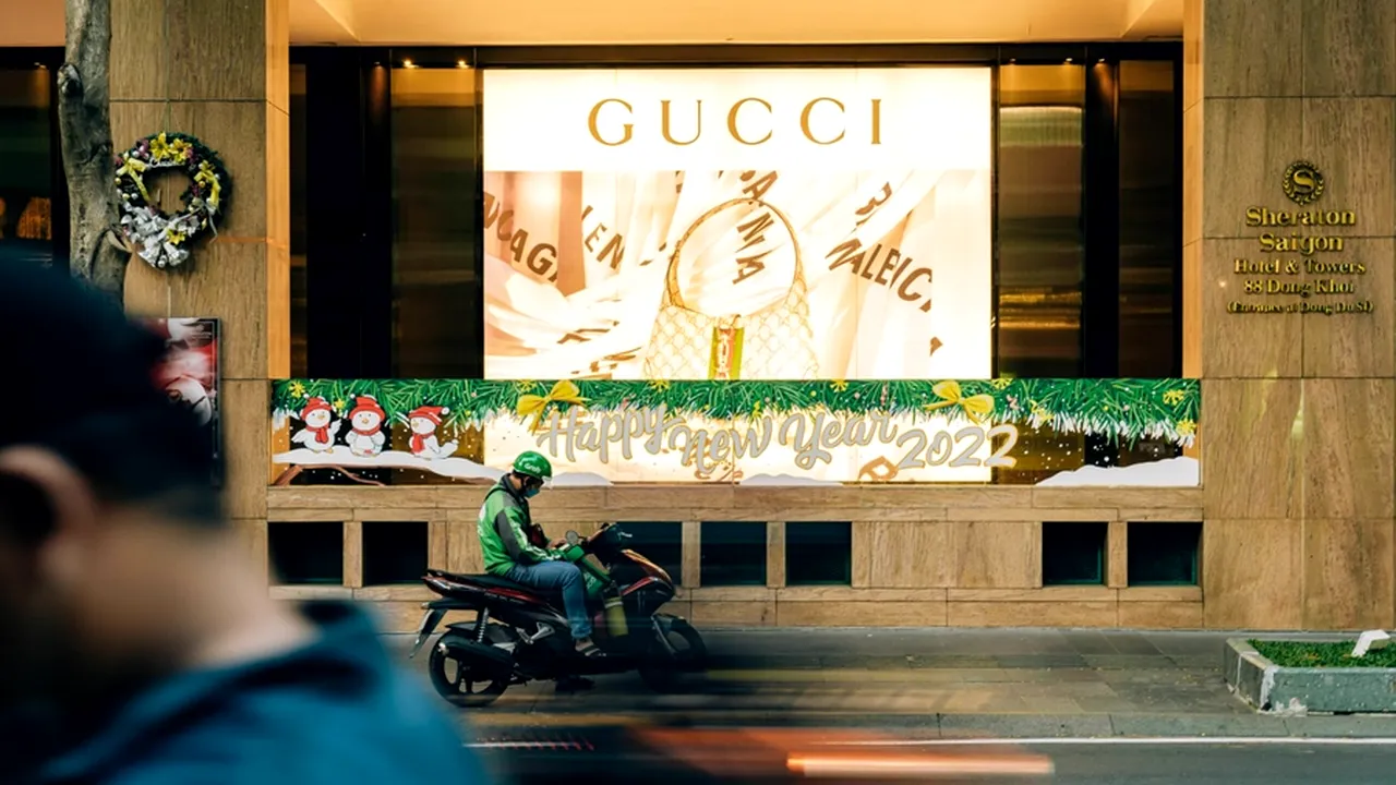 Dosar uriaș în România. Doi români vindeau haine de lux, furate din Italia, pe o platformă de lux / Cum a recurs Gucci la „clientul misterios”